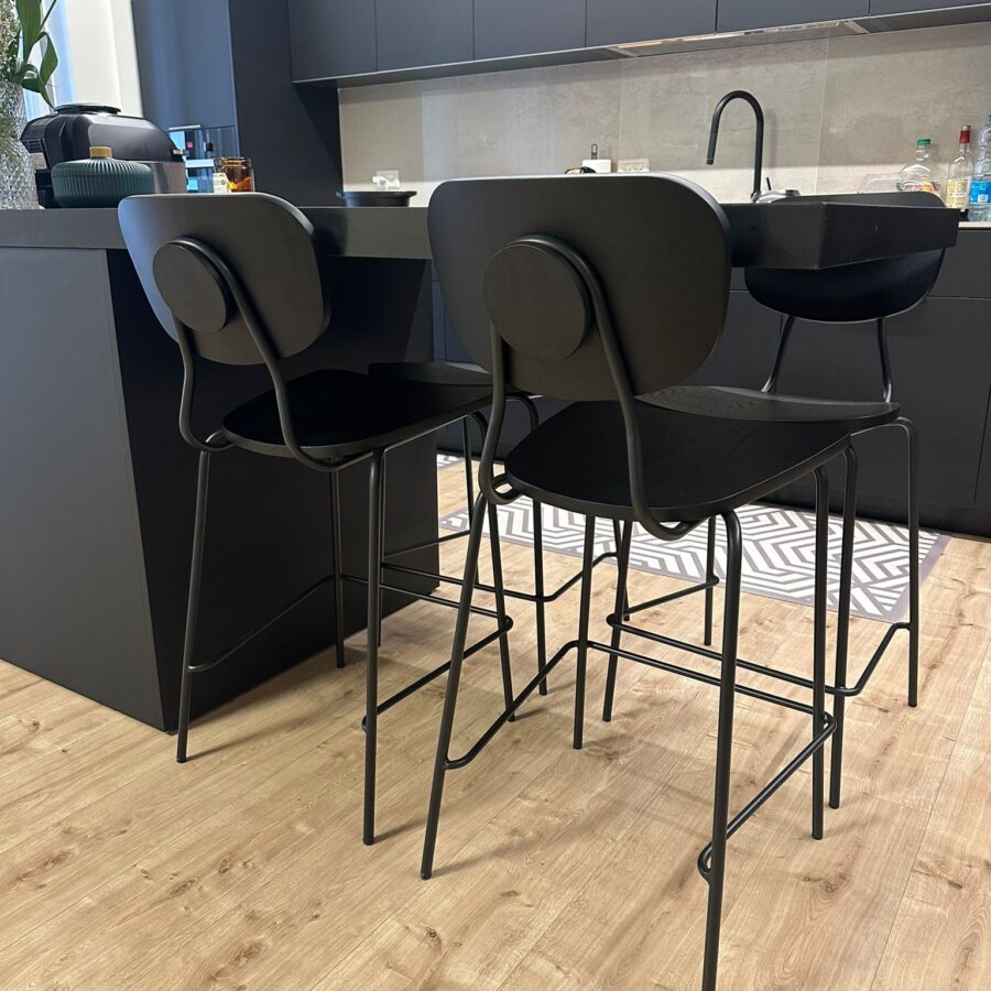 כסא בר "נורמן" עץ פורניר - שחור