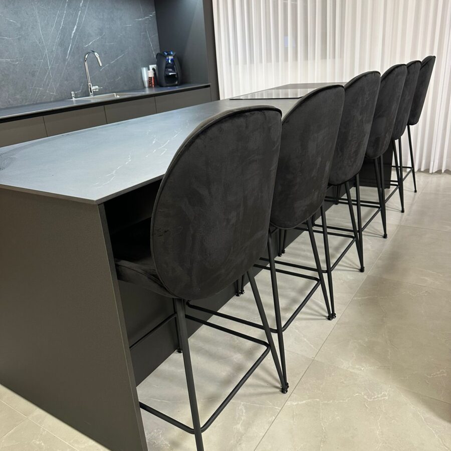 כסא בר "צדפה" קטיפה - שחור