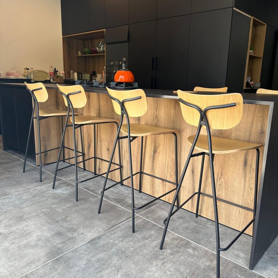 כסא בר "מוזס" - אלון