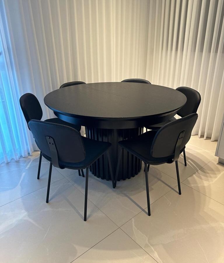 פינת אוכל עגולה - שחור מחוספס