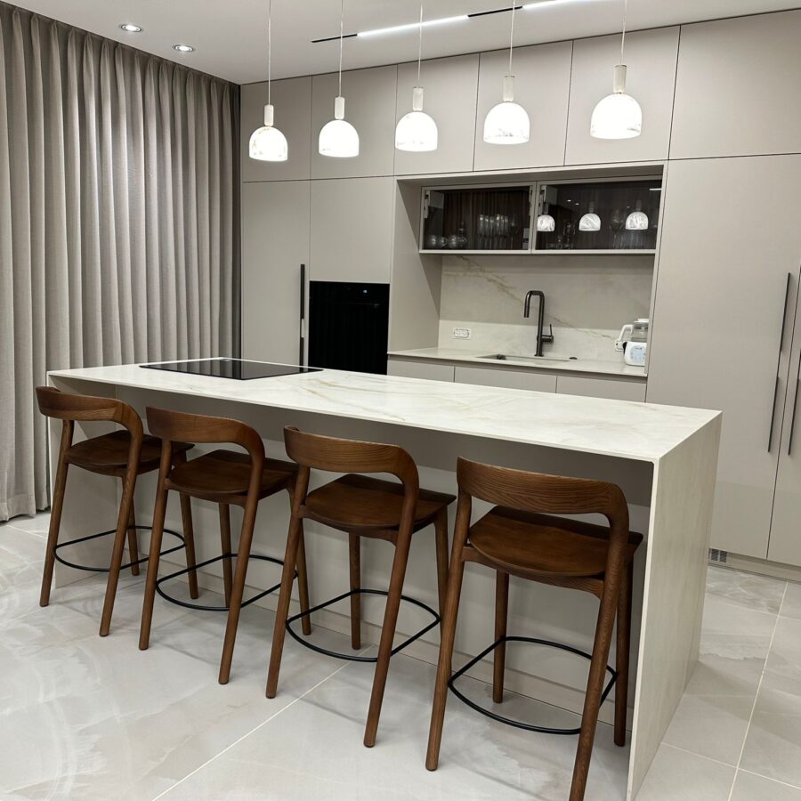 כסא בר ג'ורדן - אגוז