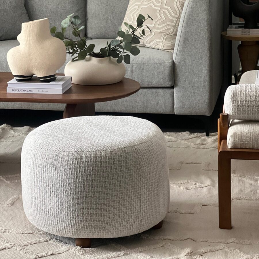 הדום עגול שמנת עם רגל עץ