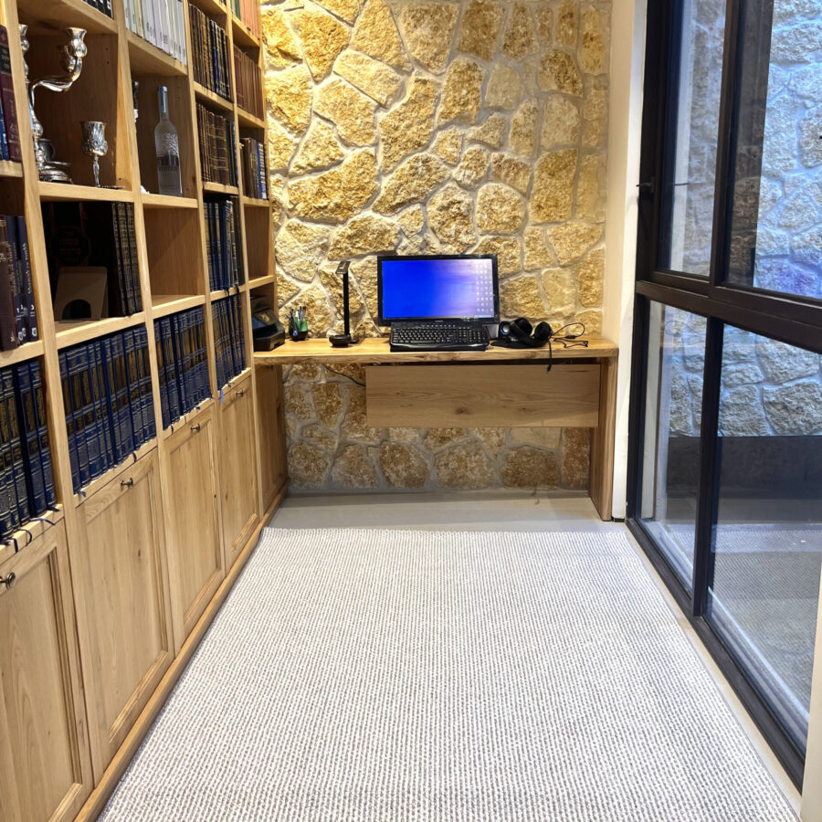 שטיח ארוג לולאות בגווני קרם ובז׳