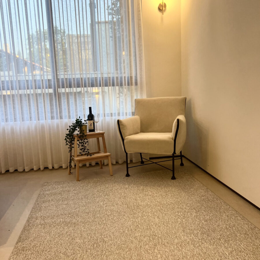 שטיח ארוג לולאות בצבע קרם ואדמה