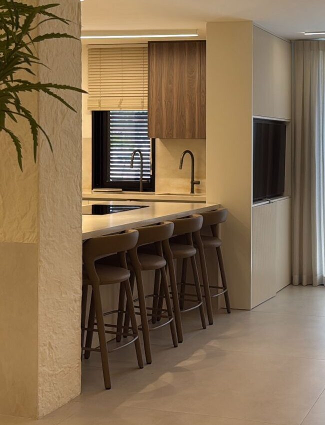 כסא בר "טיטי" - מוקה דמוי עור