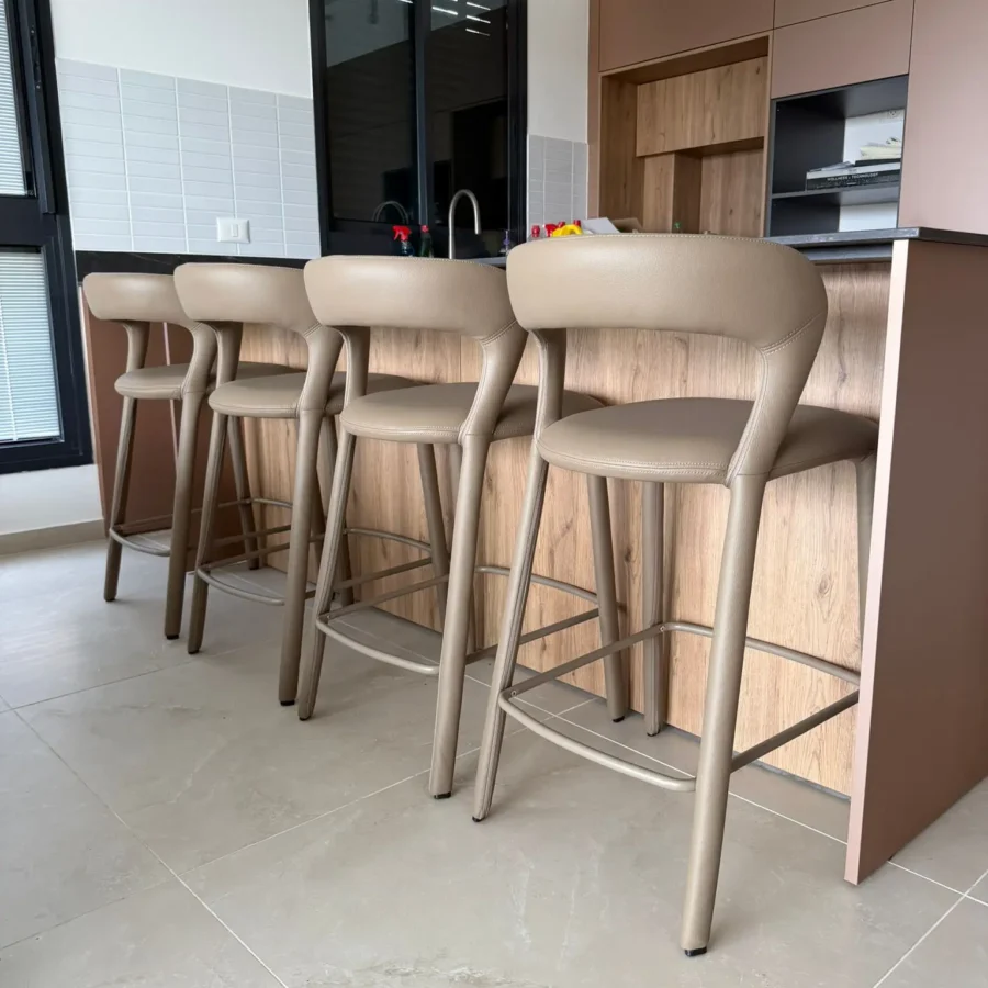 כסא בר "טיטי" - מוקה דמוי עור