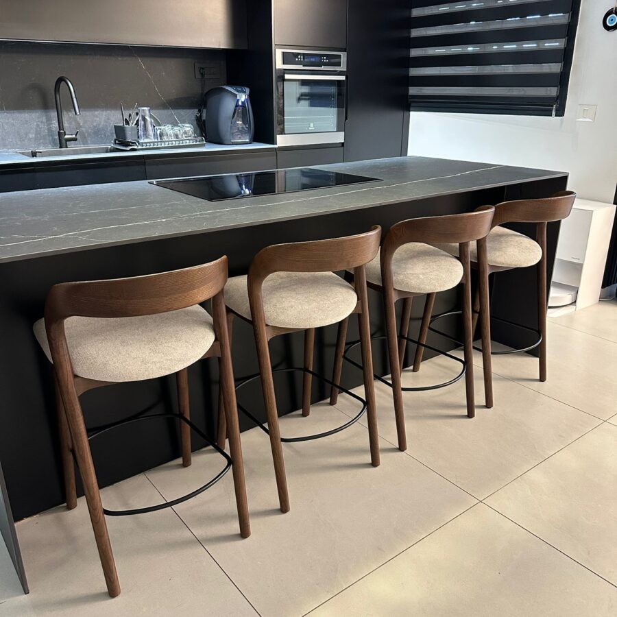 כסא בר ג'ורדן - אגוז מושב בז'