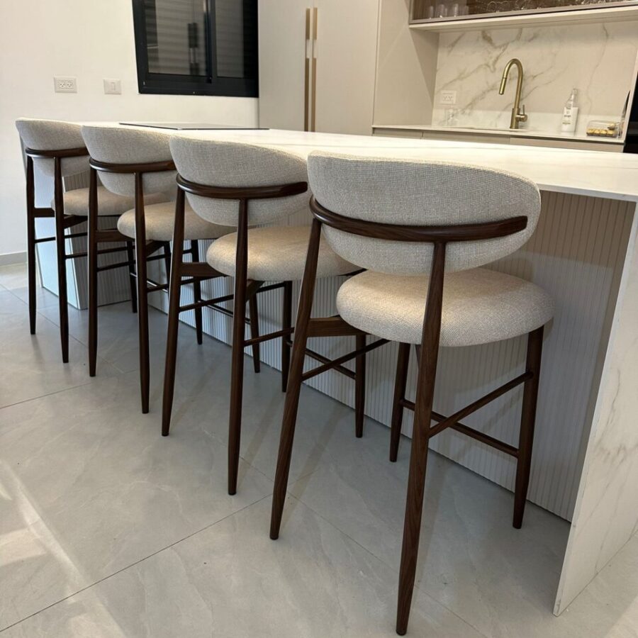 כסא בר "דורי" - אגוז מושב אבן