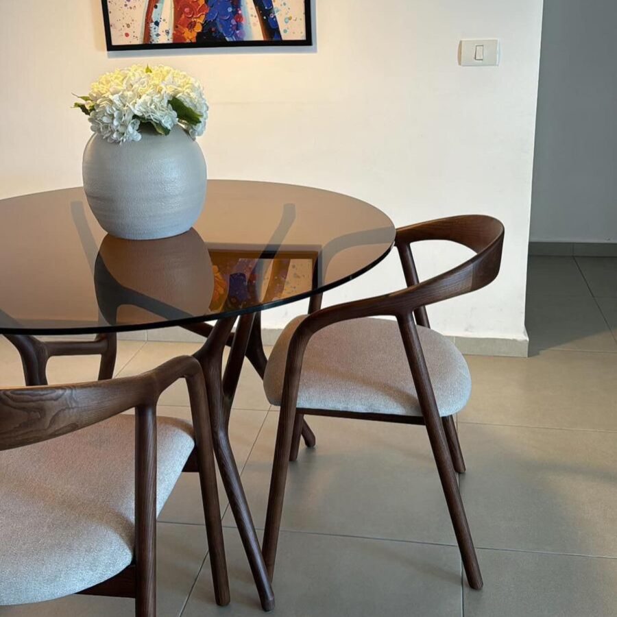 כסא אוכל ג'ורדן - אגוז מרופד בז