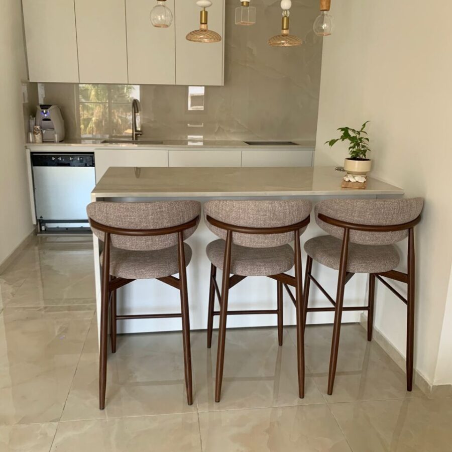 כסא בר "דורי" - אגוז מושב בז