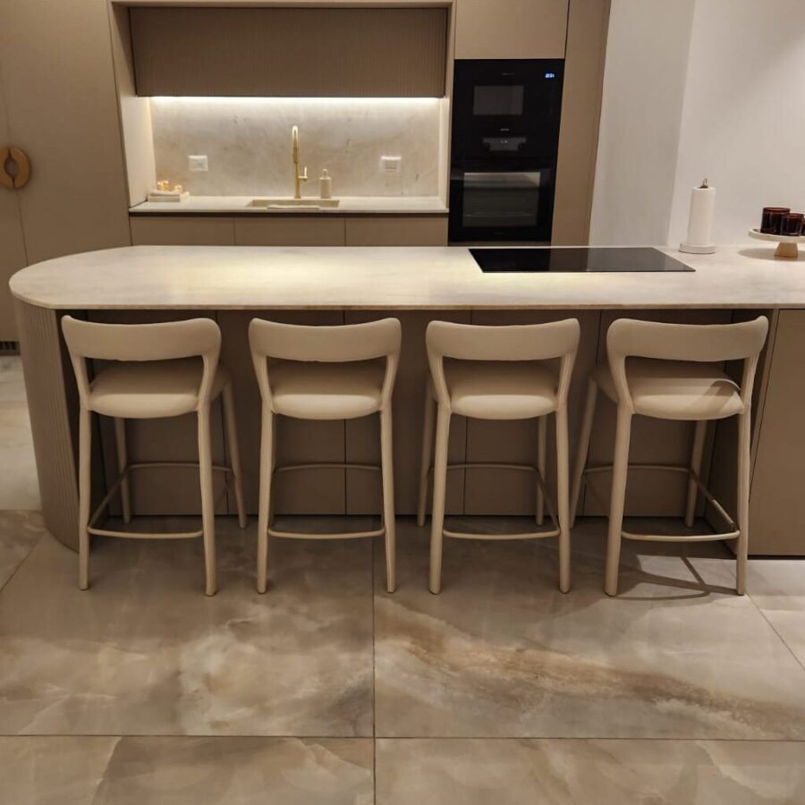 כסא בר "טיטי" -אבן דמוי עור