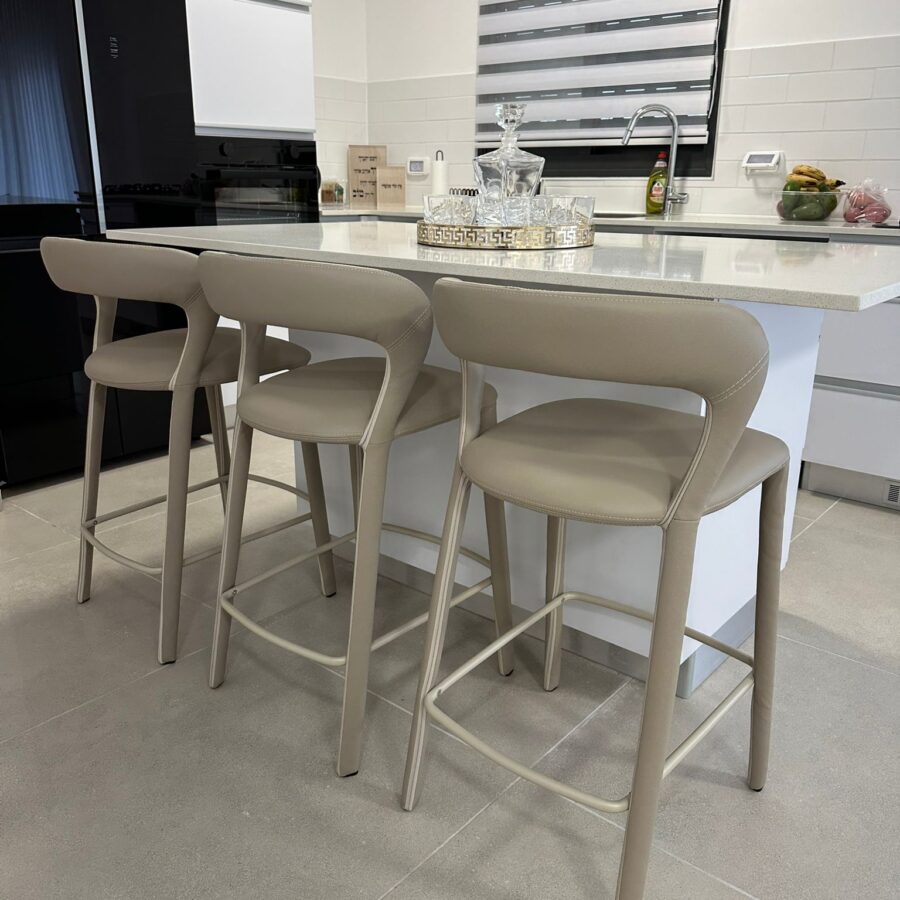 כסא בר "טיטי" - נס קפה דמוי עור