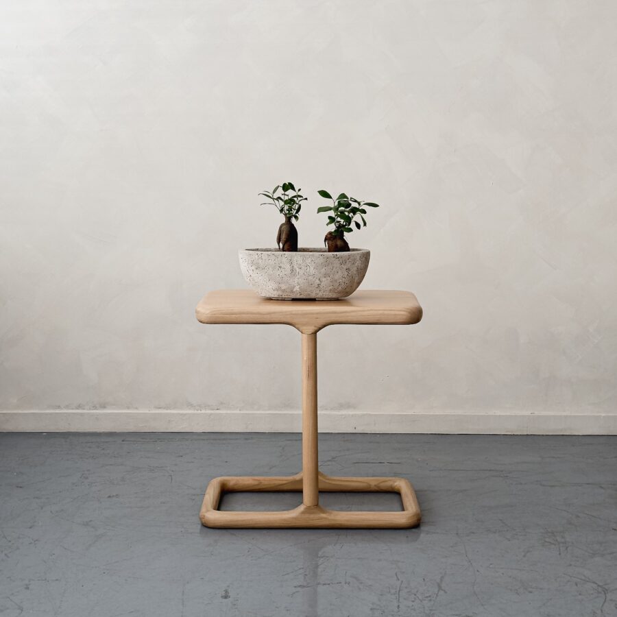 שולחן צד/נשכן פיליפ -            אגוז/שחור/אלון טבעי