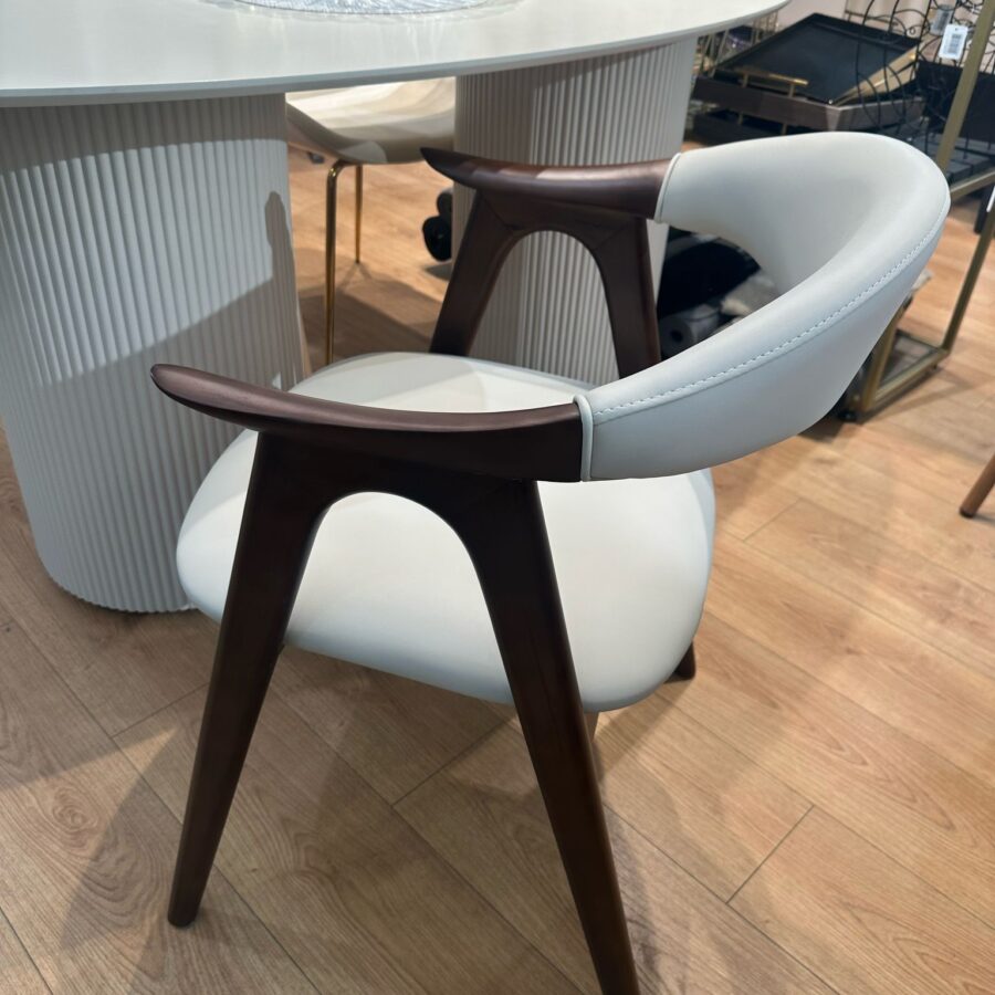 כסא אוכל מייקל - אגוז מרופד שמנת דמוי עור