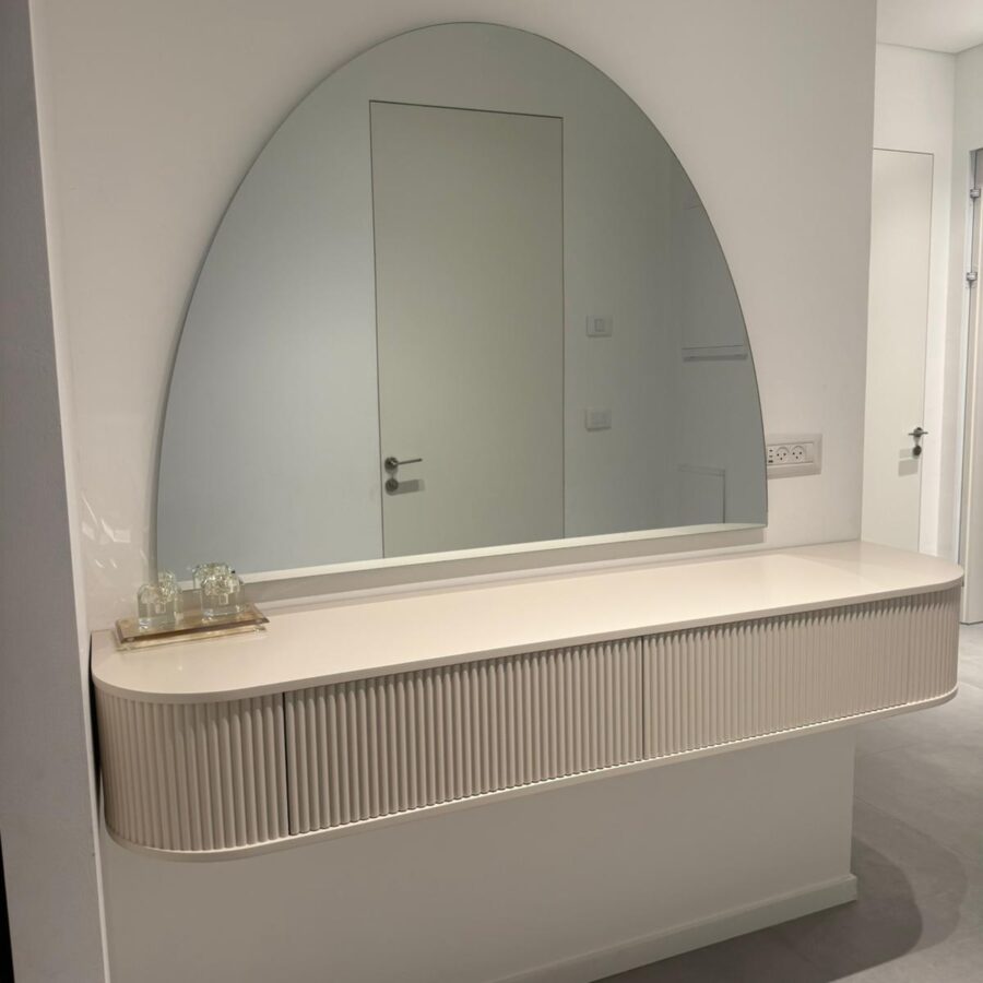 מראה חצי מעוגלת ביצה מרחפת - ללא מסגרת