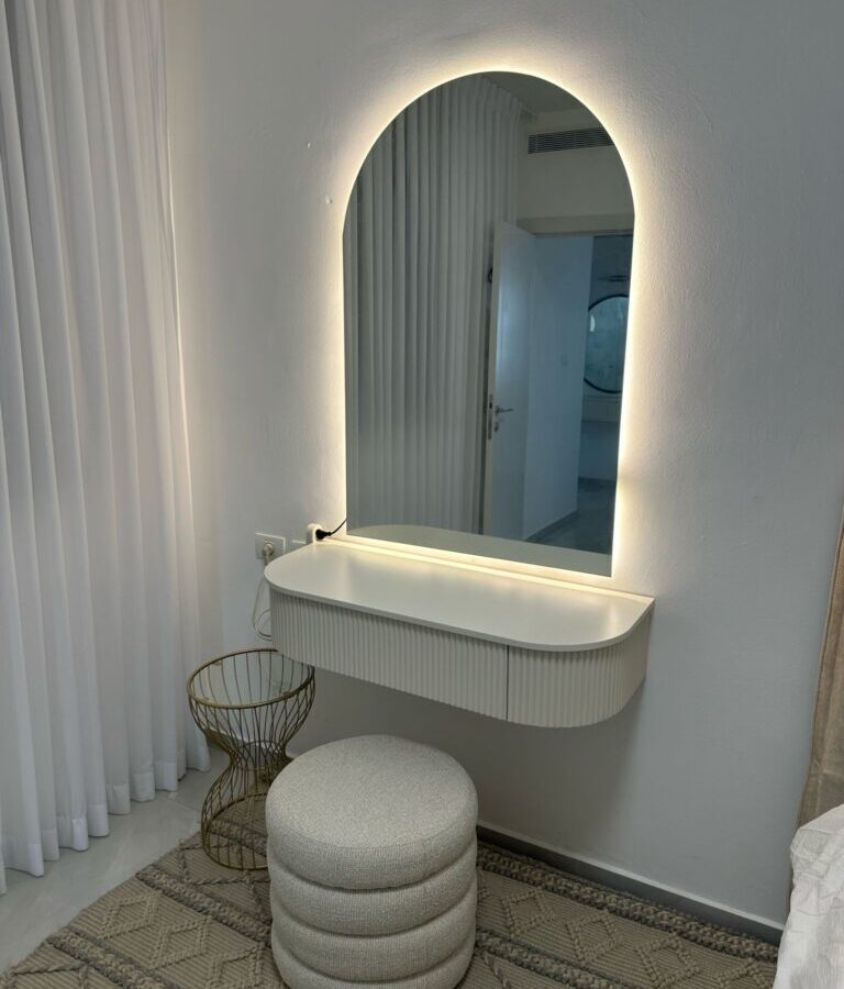 מראה חצי מעוגלת מרחפת - ללא מסגרת