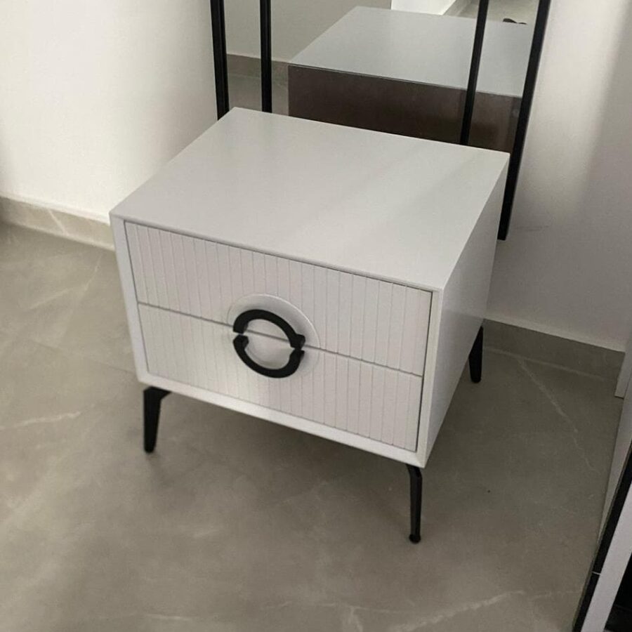 שידת צד דגם "GAL" פסים - לבן ידית שחורה